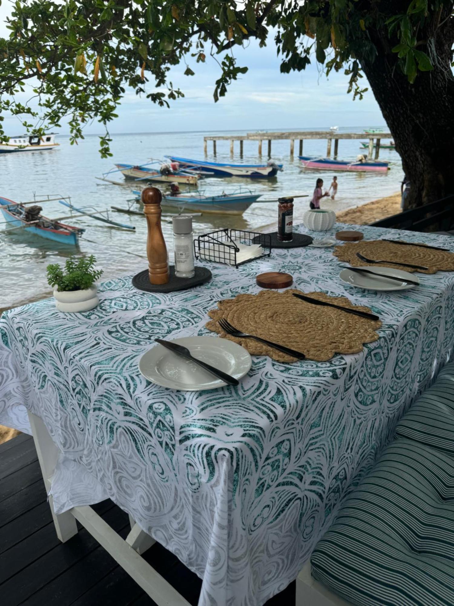 The White House On Bunaken Island Екстер'єр фото